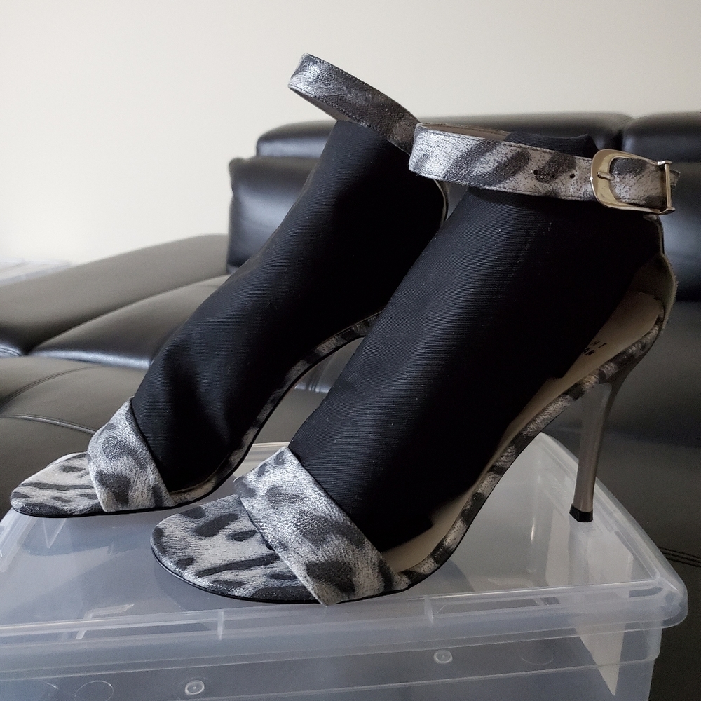 Stuart Weitzman Daniella Heel Sandals. Size: 10.5M